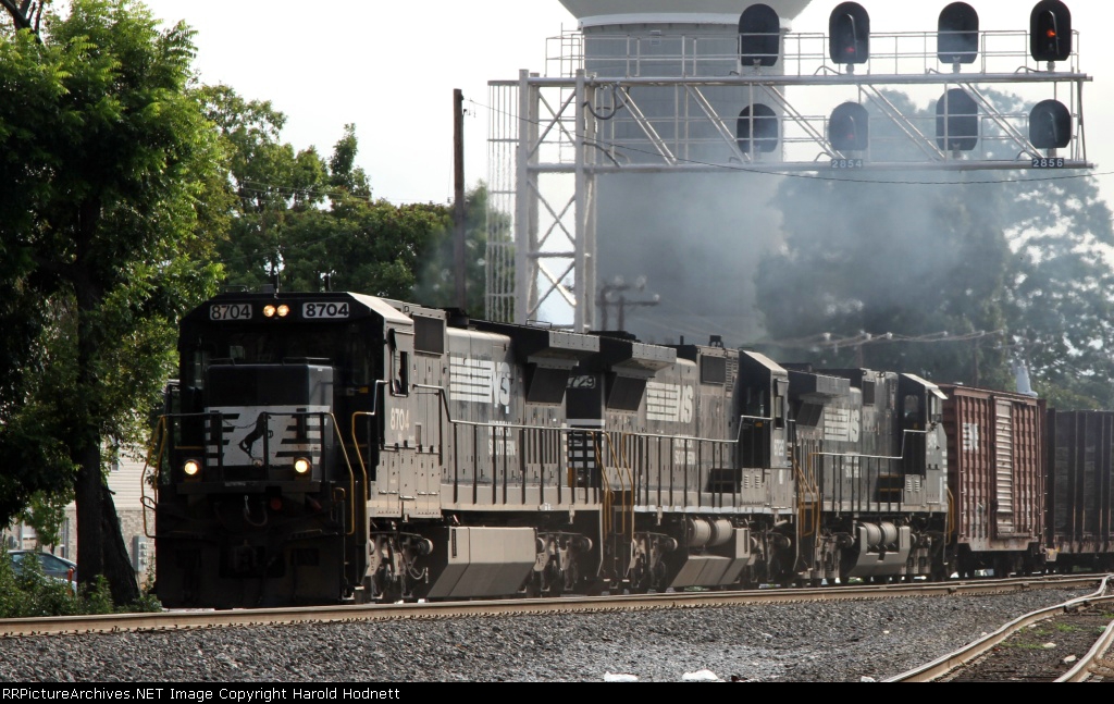 NS 8704 leads train 11R past the signals at Aycock